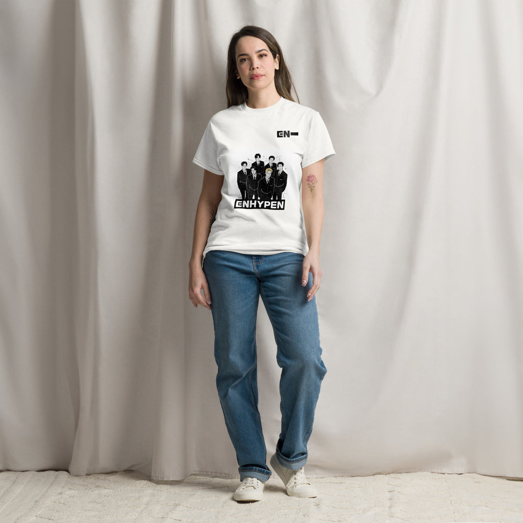 Camiseta ENHYPEN diseño manga, foto de modelo con la prenda