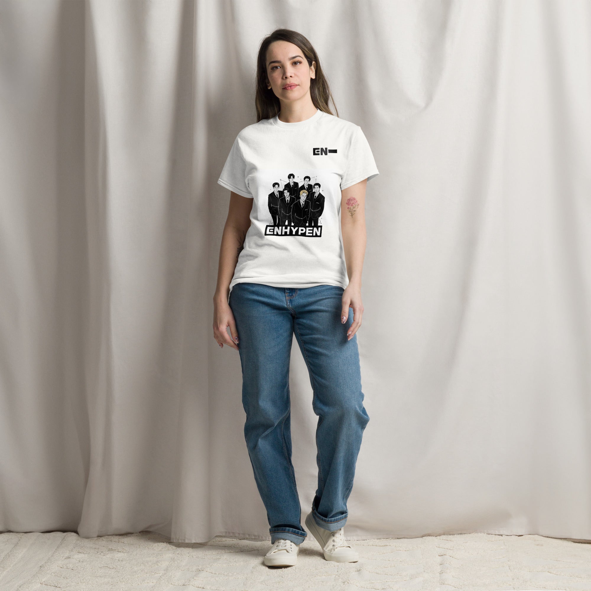 Camiseta ENHYPEN diseño manga, foto de modelo con la prenda